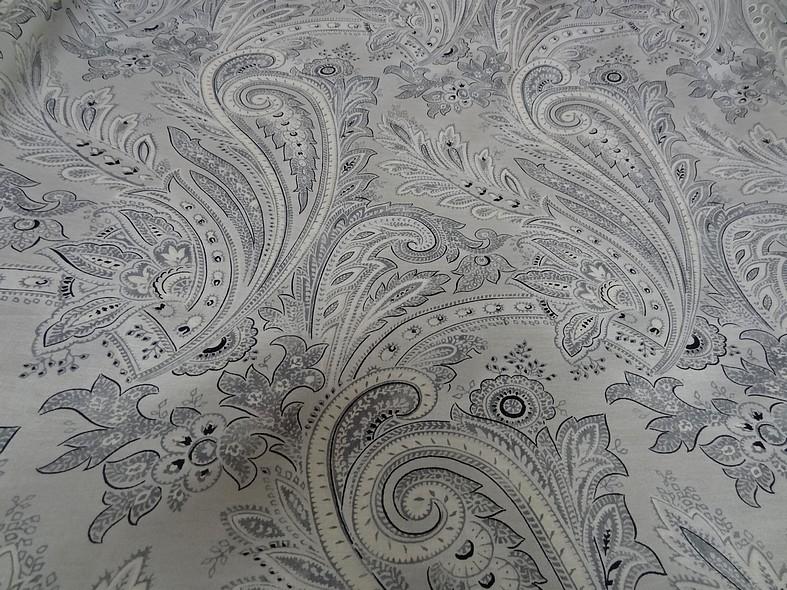 Voile de coton gris perle motif cachemire 2