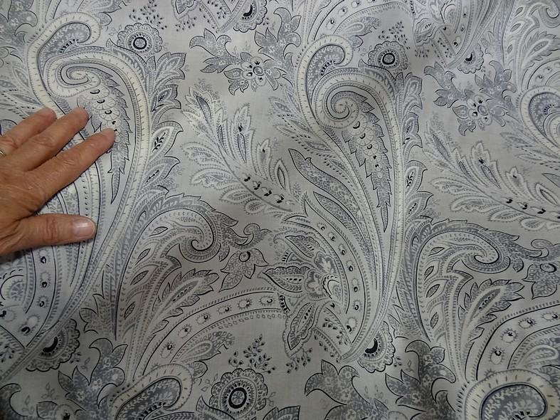 Voile de coton gris perle motif cachemire 4