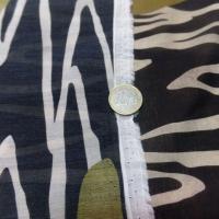 Voile de coton noir motifs kaki et blanc