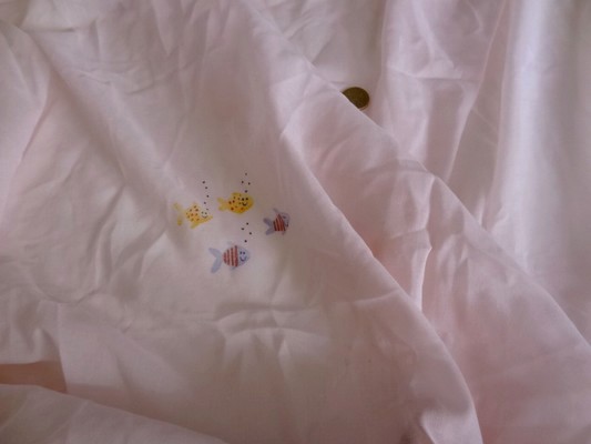 Voile de coton rose pâle petits poissons 1