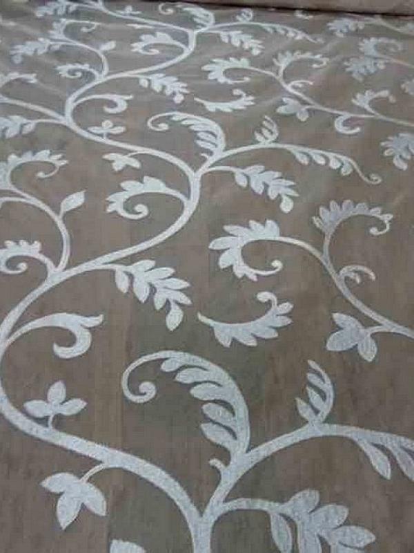 Voile de soie ecru broderies en arabesques