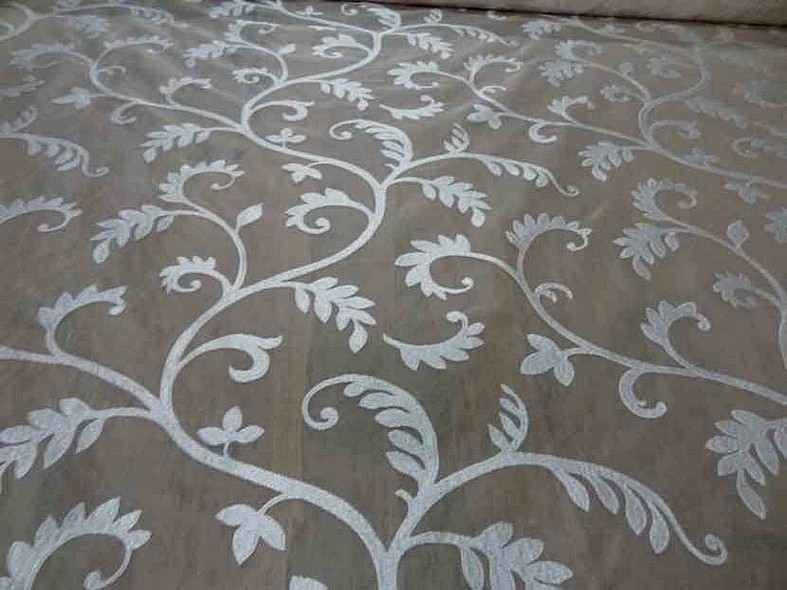 Voile de soie ecru broderies en arabesques