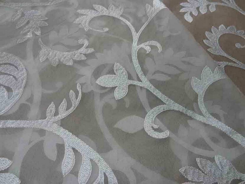 Voile de soie ecru broderies en arabesques 2