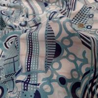 Voile de soie imprime retro ton blanc et bleu3 1