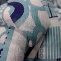 Voile de soie imprime retro ton blanc et bleu6