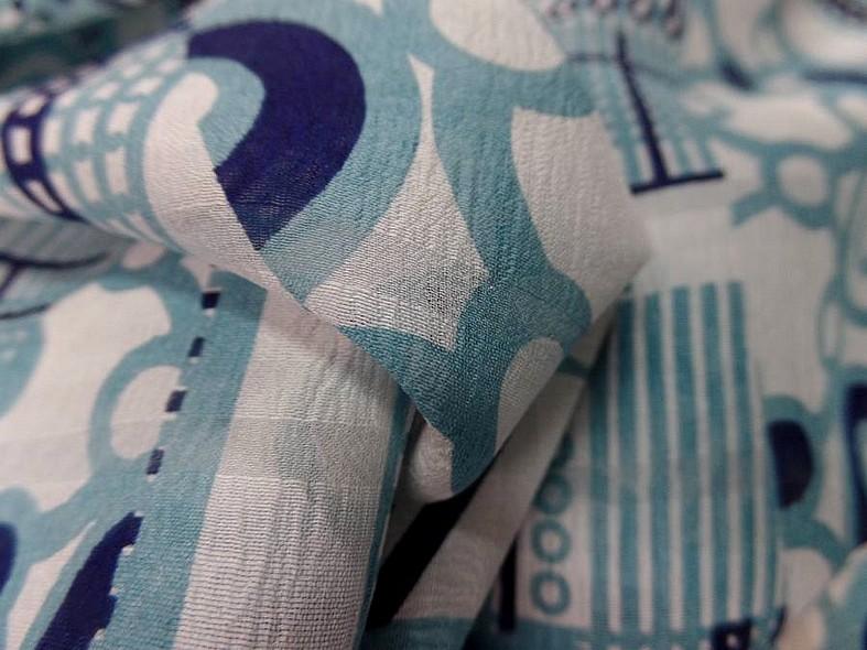 Voile de soie imprime retro ton blanc et bleu6