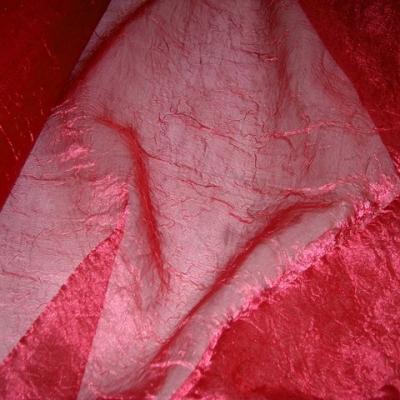 Voile de soie polyester froisse permanent rouge a reflets