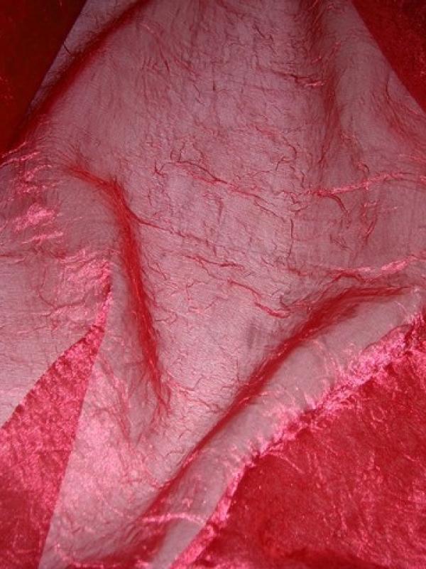 Voile de soie polyester froisse permanent rouge a reflets