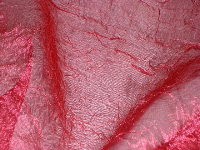 Voile de soie polyester froisse permanent rouge a reflets3