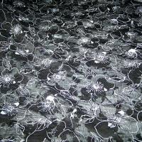 Voile noir froisse devore motif anemone 1 