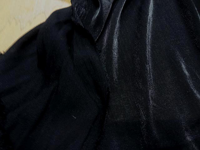 Voile polyester noir plisse a reflets 4 