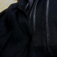 Voile polyester noir plisse a reflets 4 