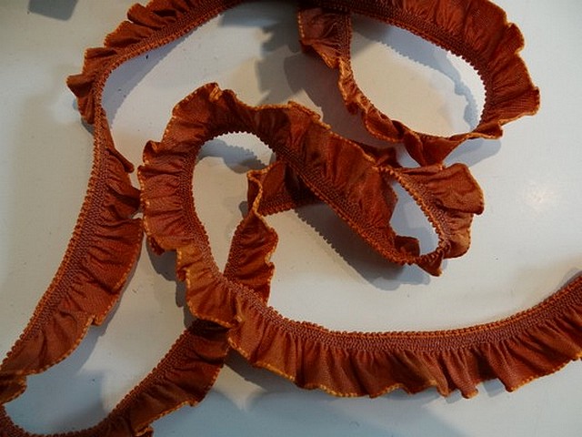 Volant elastique en taffetas rouille 1